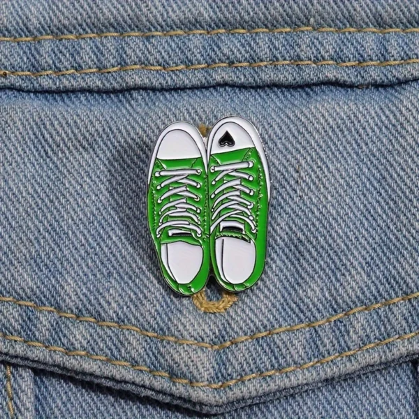 pin odznak tenisky converse